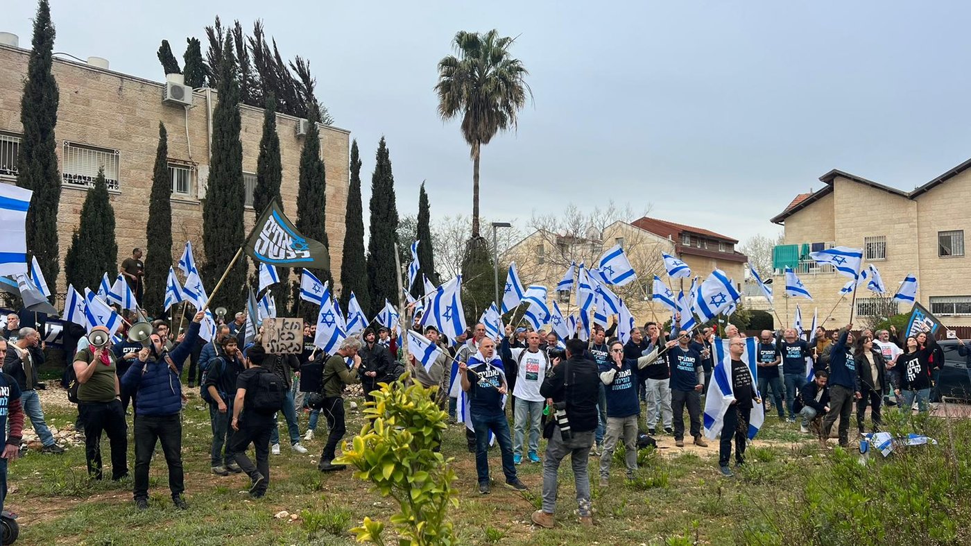 עשרות מפגינים הפתיעו את אריה דרעי בביתו החדש