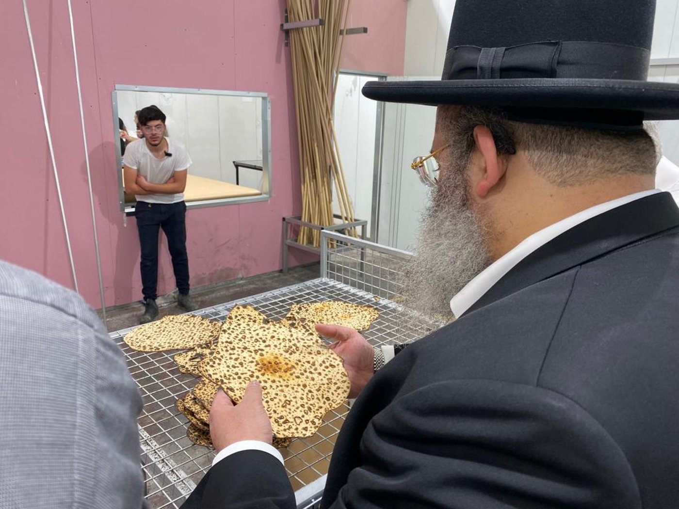 לשם מצוות מצווה: הגר"י אברג'ל סייר במאפיית מצות בנתיבות