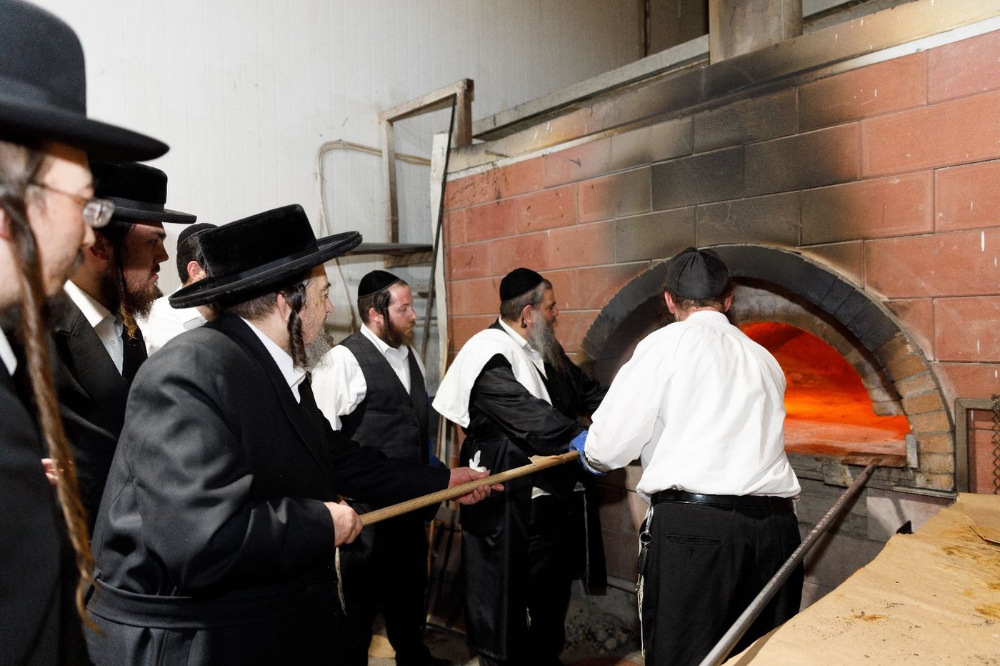 הגה"צ רבי יעקב מאיר שכטר באפיית המצות • תיעוד