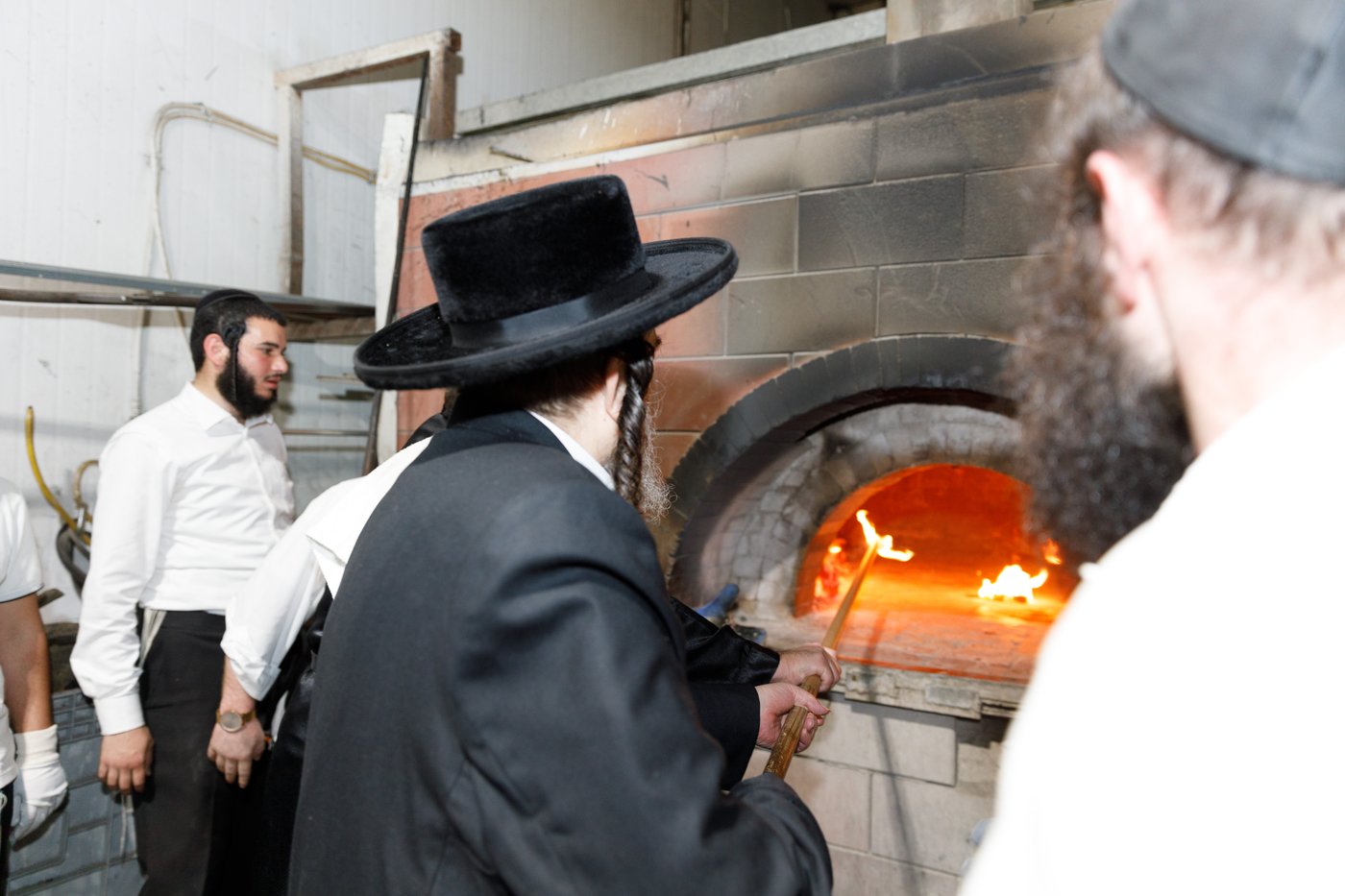 הגה"צ רבי יעקב מאיר שכטר באפיית המצות • תיעוד
