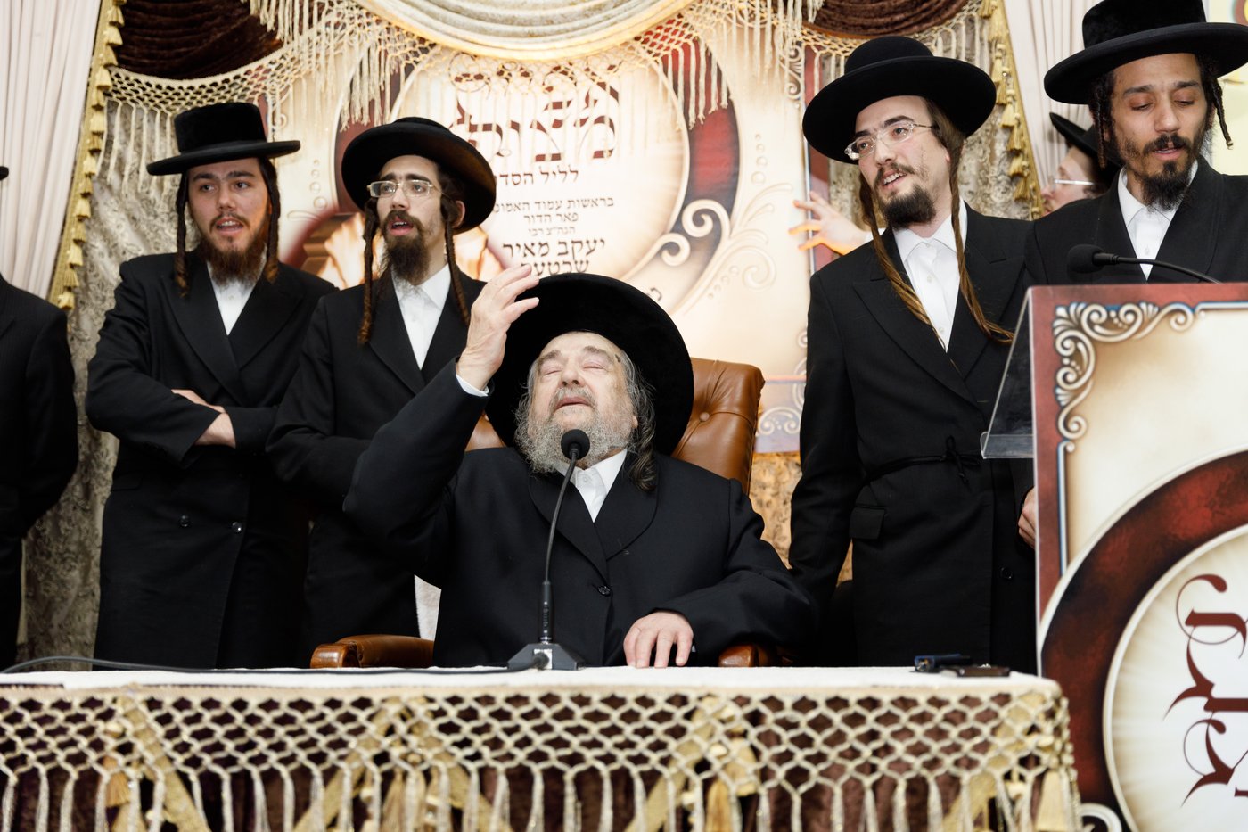 הגה"צ רבי יעקב מאיר שכטר באפיית המצות • תיעוד