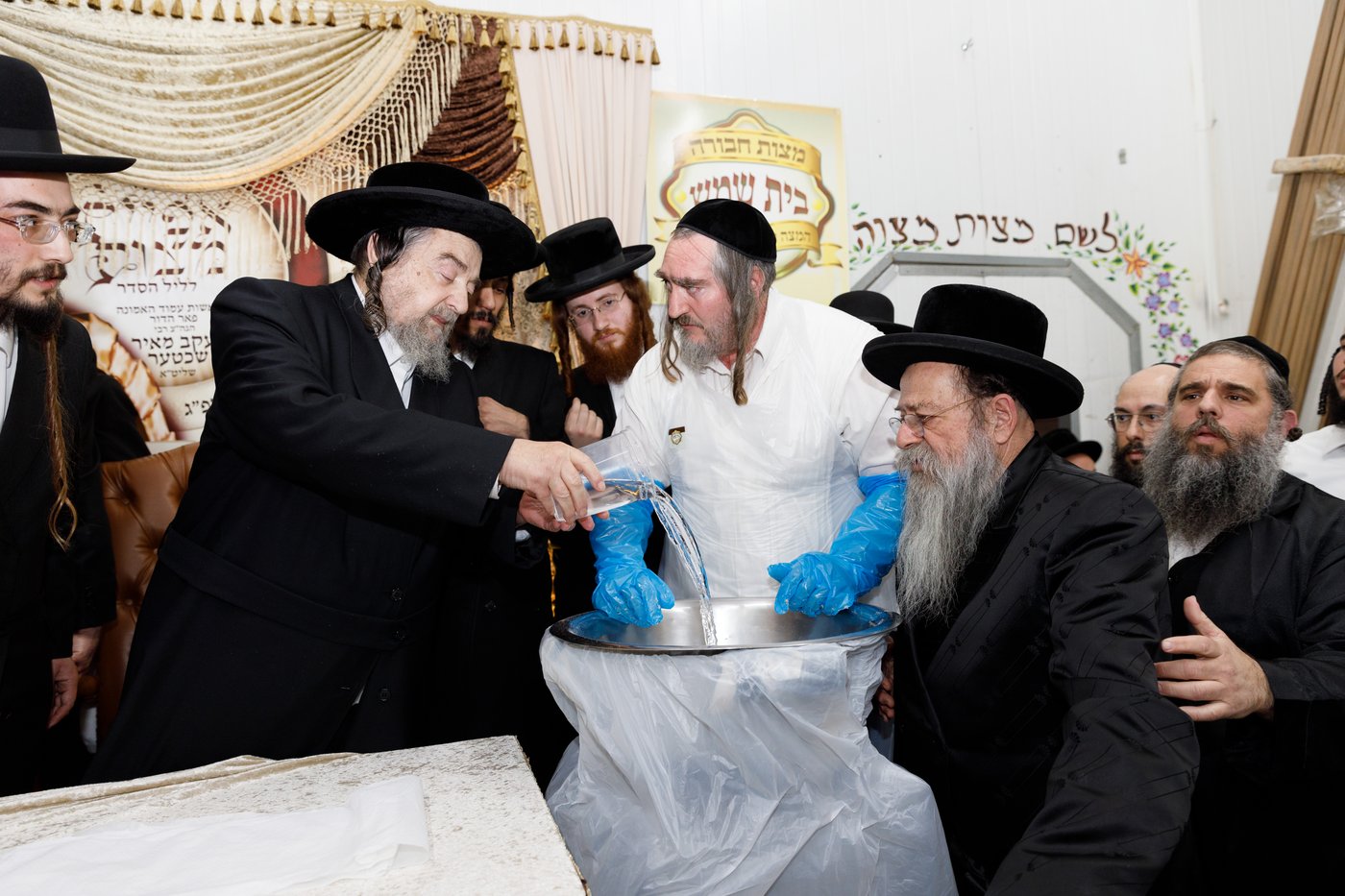 הגה"צ רבי יעקב מאיר שכטר באפיית המצות • תיעוד