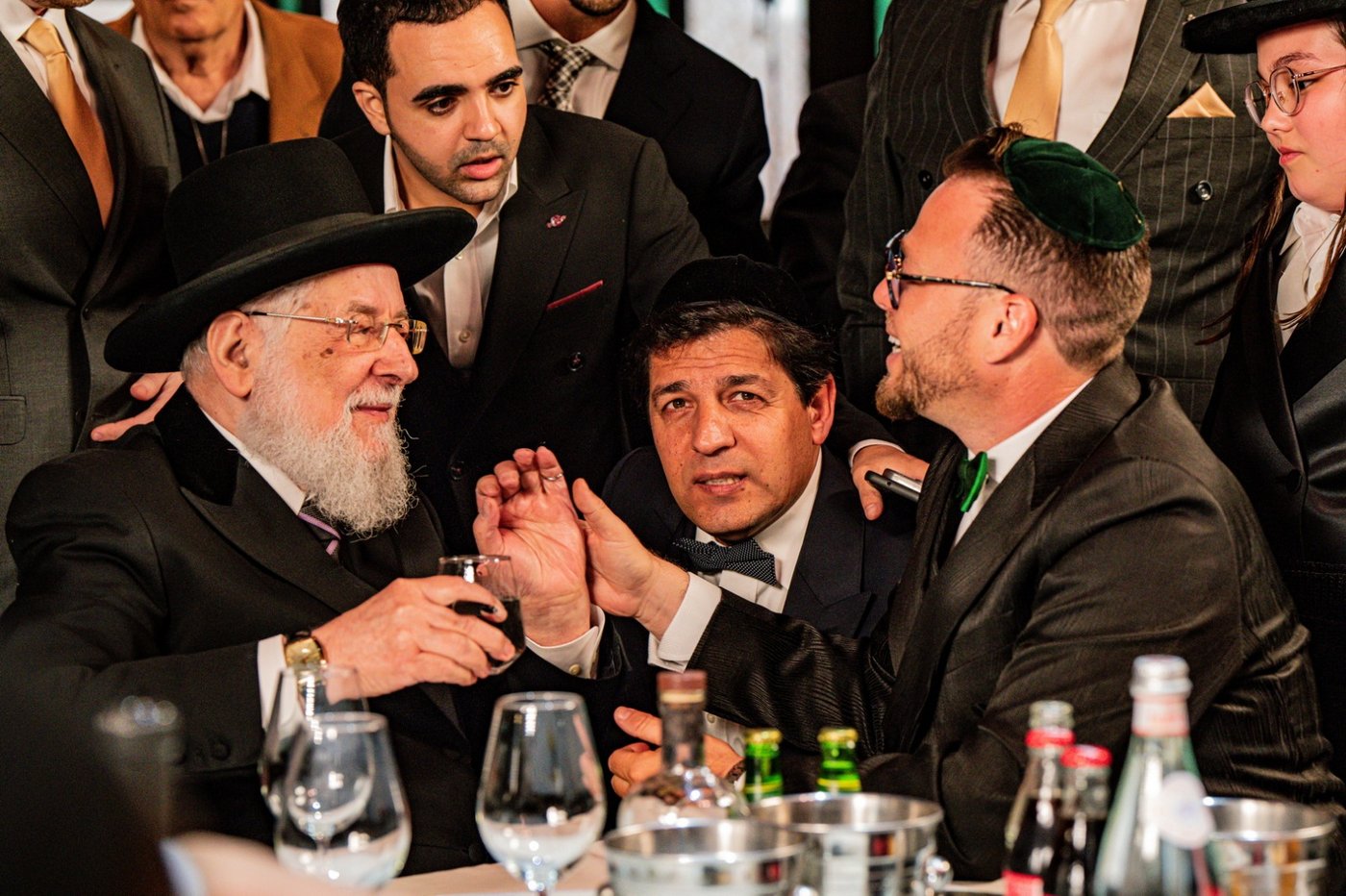 תיעוד מהחתונה: מצד הכלה - שוקי סלומון; מצד החתן - שמוליק הלפרין
