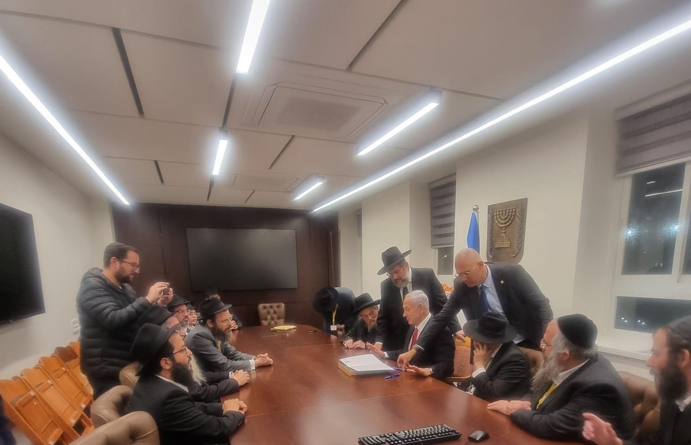ראש הממשלה נתניהו התרגש מפעילות חב"ד - וחתם על הצהרת יום החינוך לכבוד הרבי מליובאוויטש