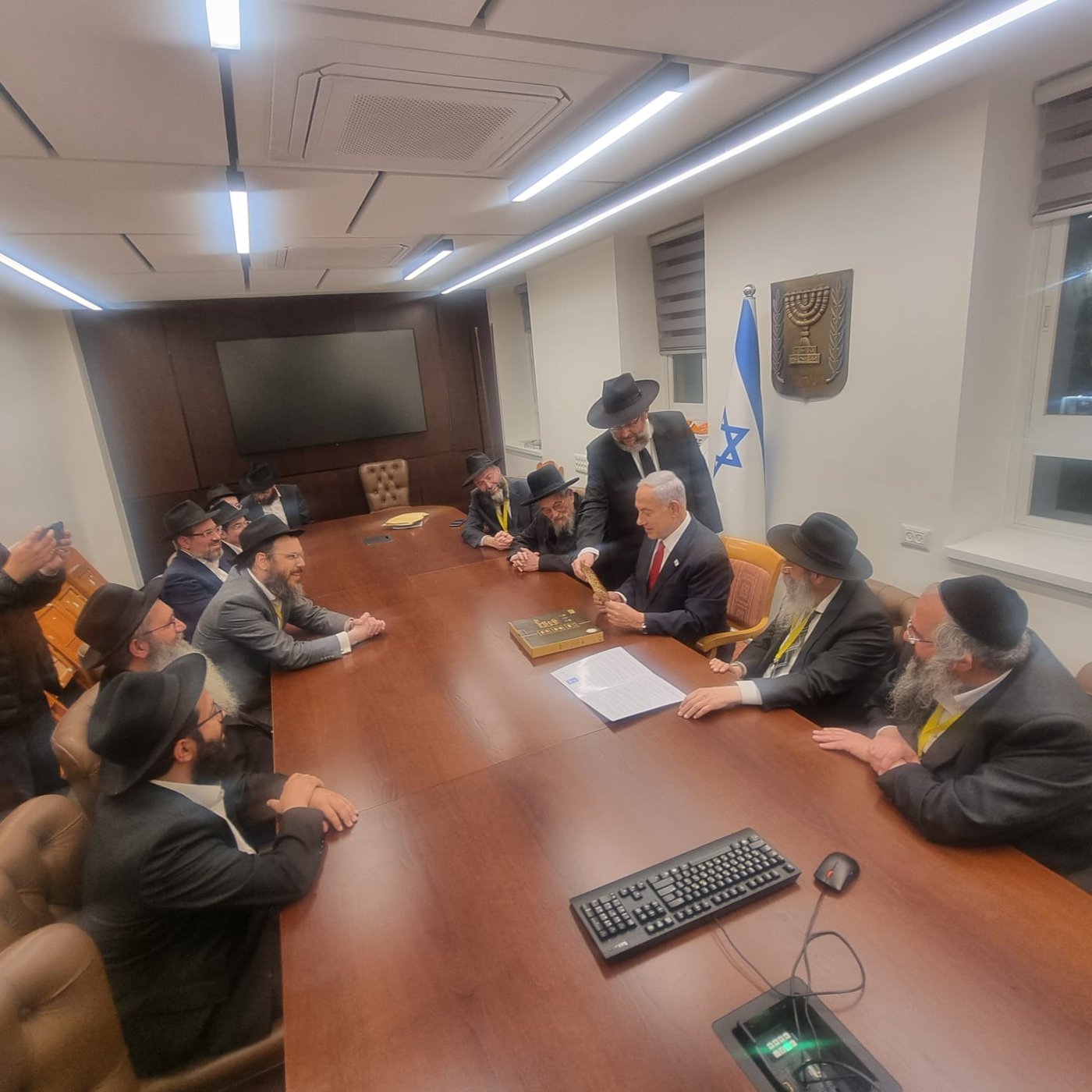 ראש הממשלה נתניהו התרגש מפעילות חב"ד - וחתם על הצהרת יום החינוך לכבוד הרבי מליובאוויטש