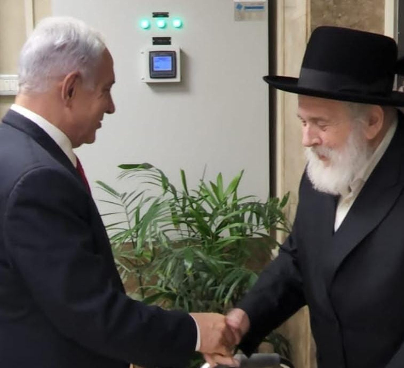 ראש הממשלה נתניהו התרגש מפעילות חב"ד - וחתם על הצהרת יום החינוך לכבוד הרבי מליובאוויטש