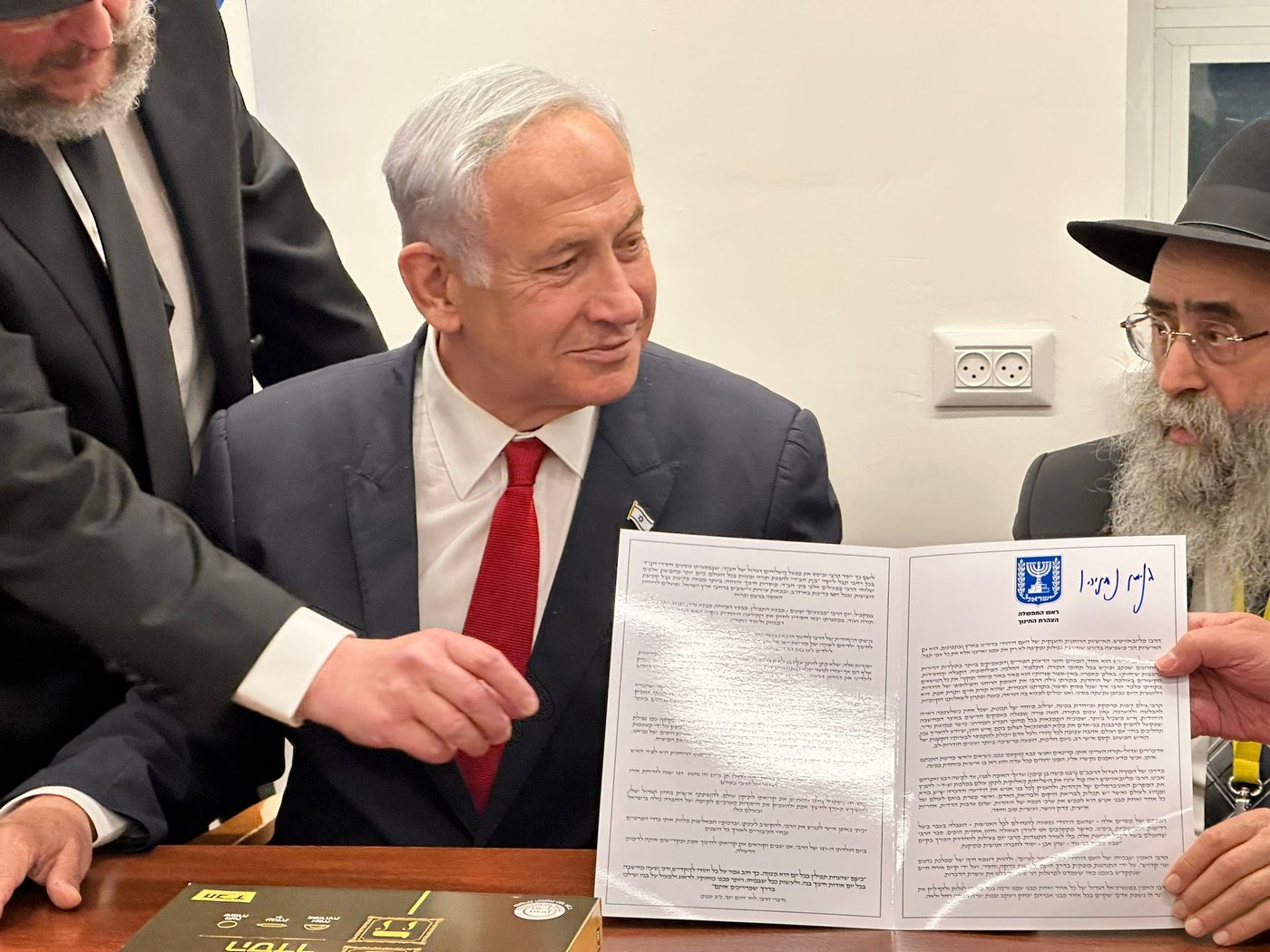 ראש הממשלה נתניהו התרגש מפעילות חב"ד - וחתם על הצהרת יום החינוך לכבוד הרבי מליובאוויטש