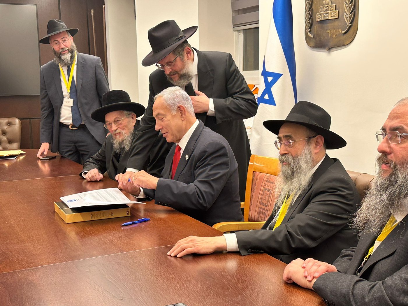 ראש הממשלה נתניהו התרגש מפעילות חב"ד - וחתם על הצהרת יום החינוך לכבוד הרבי מליובאוויטש