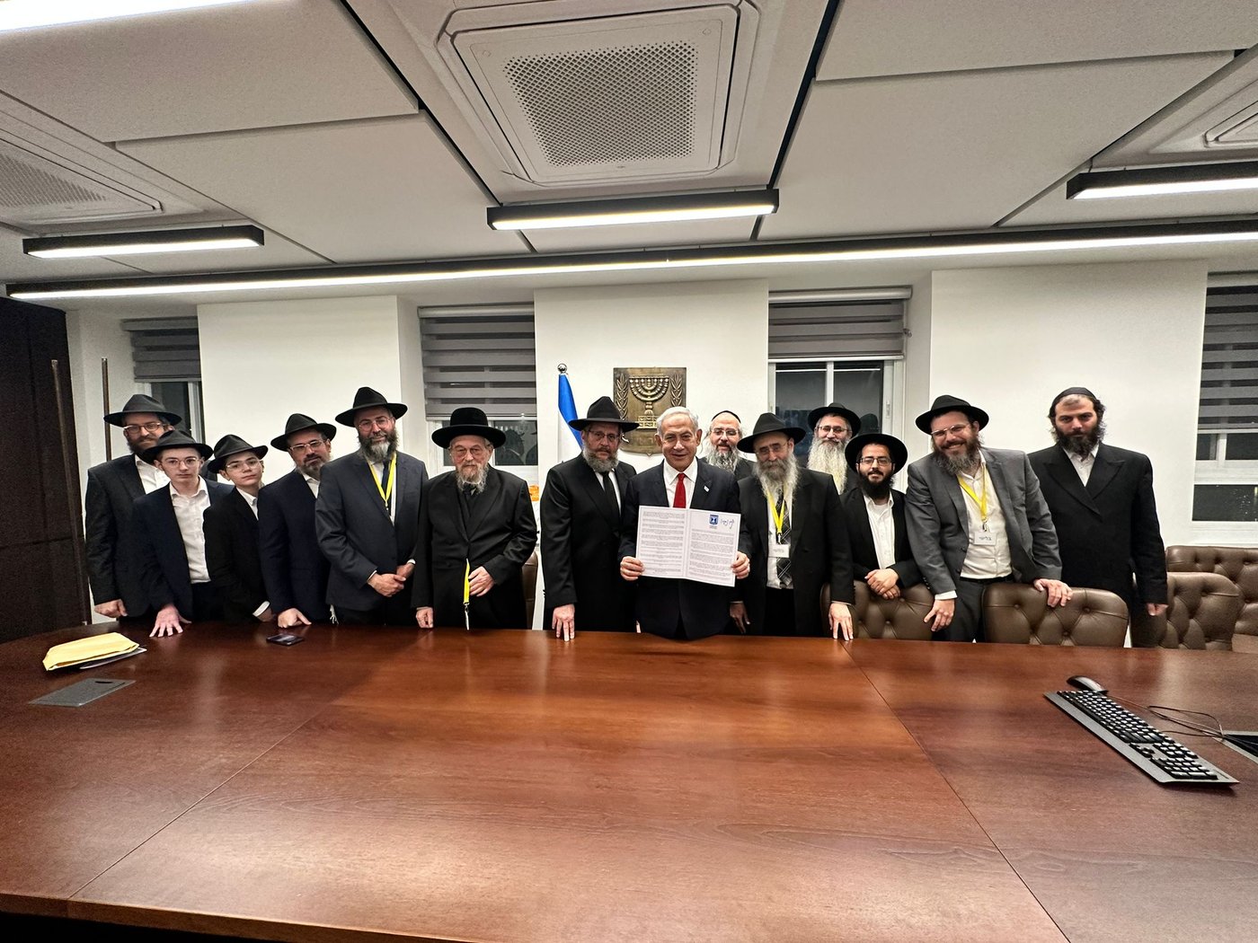 ראש הממשלה נתניהו התרגש מפעילות חב"ד - וחתם על הצהרת יום החינוך לכבוד הרבי מליובאוויטש