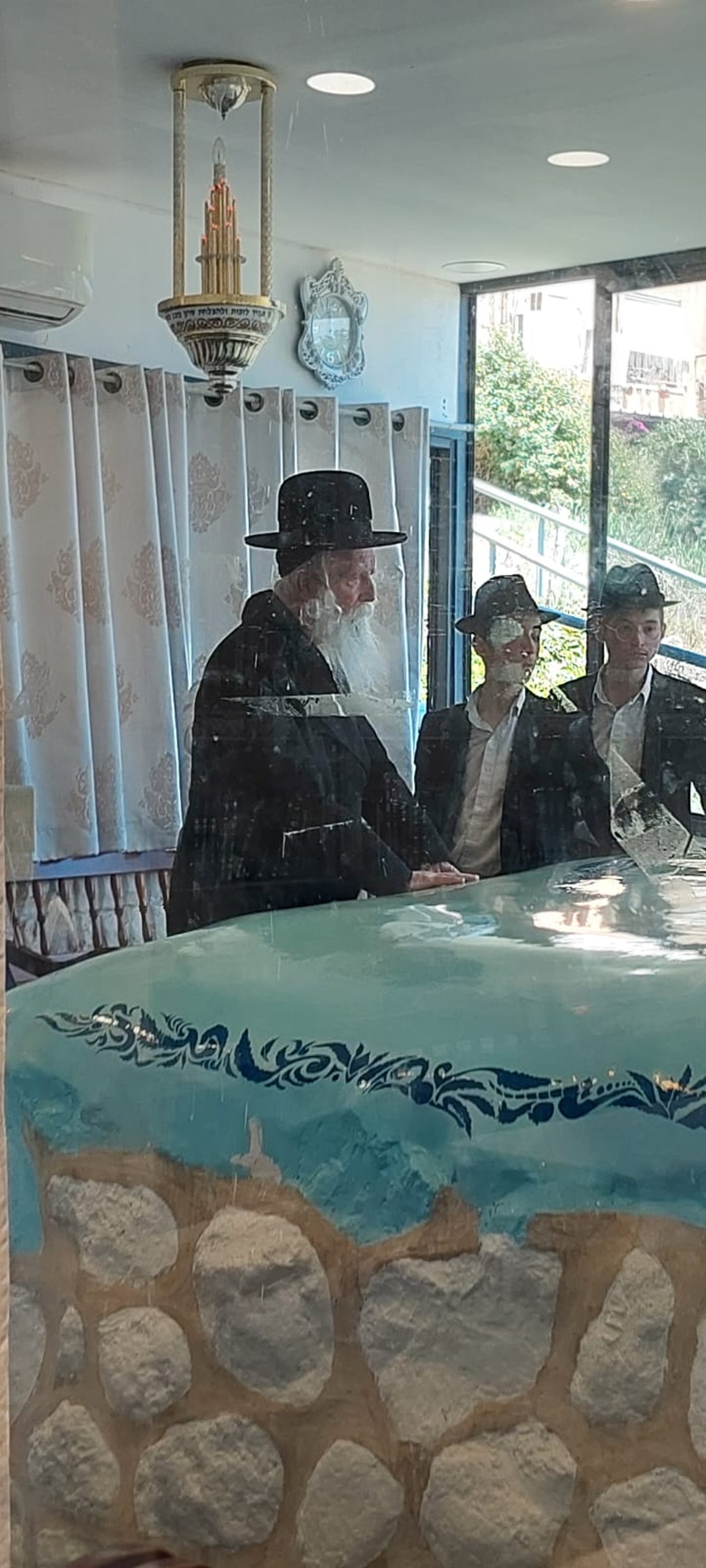 "יש מים קדושים ביהדות"; ישראל שפירא מגיב לזעם
