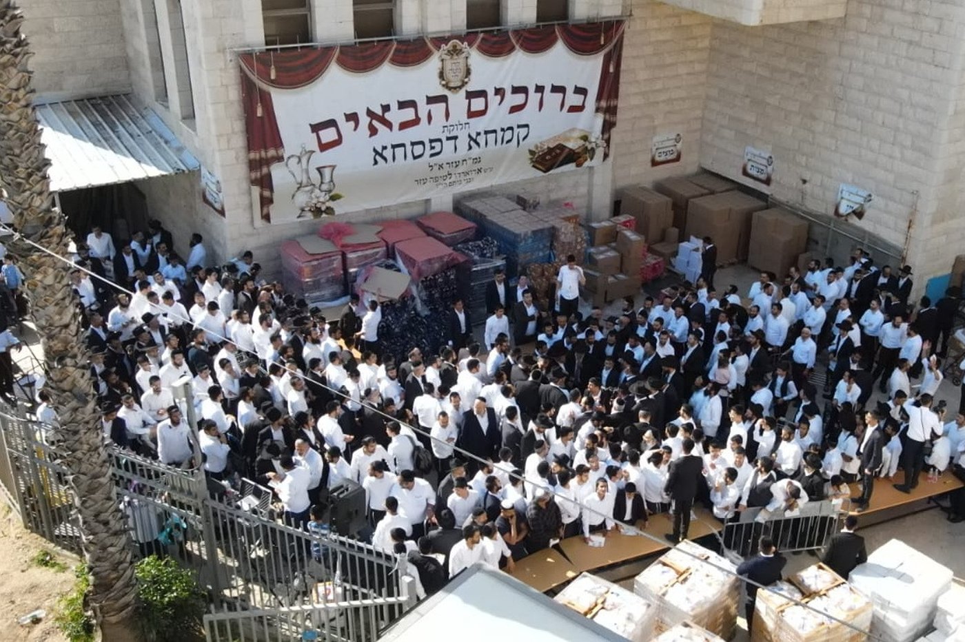 הגר"א עפג'ין חילק אלפי סלי מזון למשפחות לקראת החג • גלריה