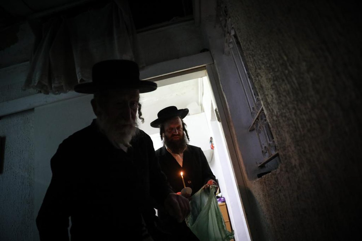 תיעוד: בדיקת חמץ אצל משפחת קורנבליט בבתי ורשה