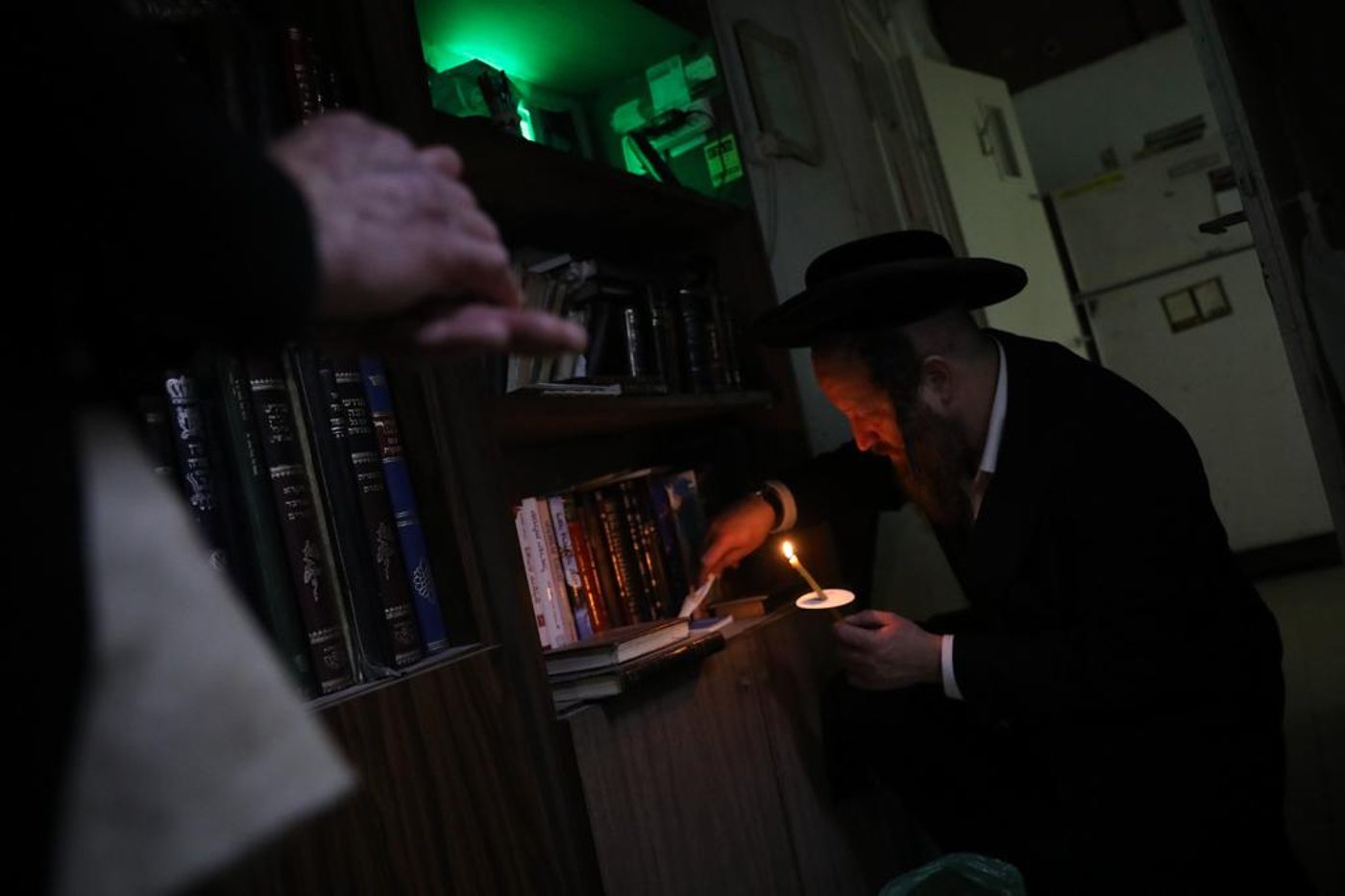 תיעוד: בדיקת חמץ אצל משפחת קורנבליט בבתי ורשה