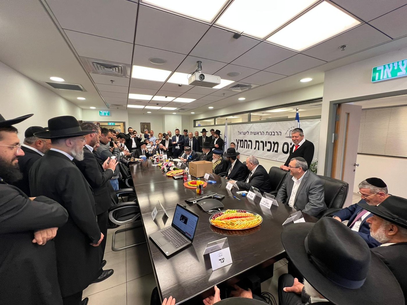 כמידי שנה: הרבנים הראשיים לישראל מכרו את החמץ של המדינה לג'אבר חוסיין
