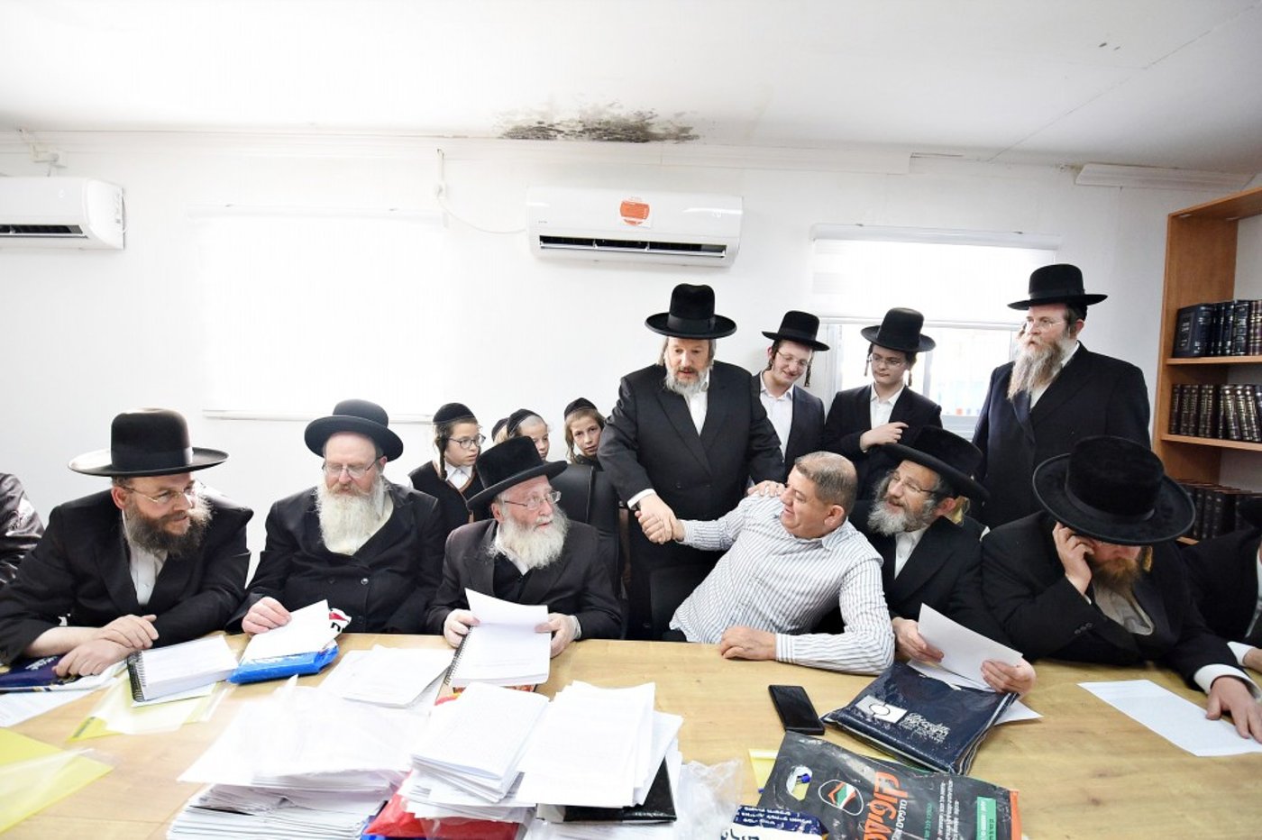 פראג' - הגוי של ביתר עילית, קנה את החמץ | תיעוד