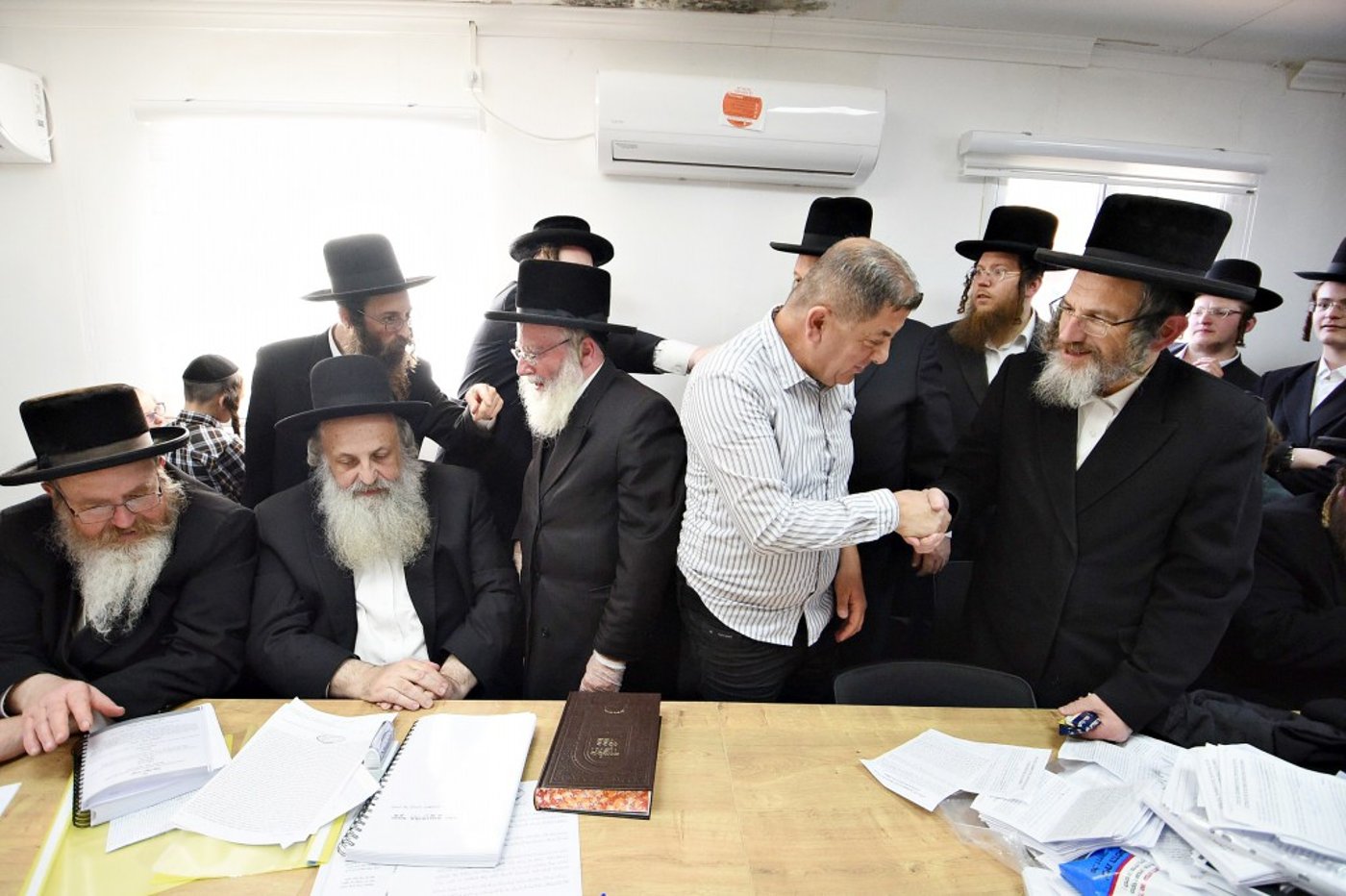 פראג' - הגוי של ביתר עילית, קנה את החמץ | תיעוד
