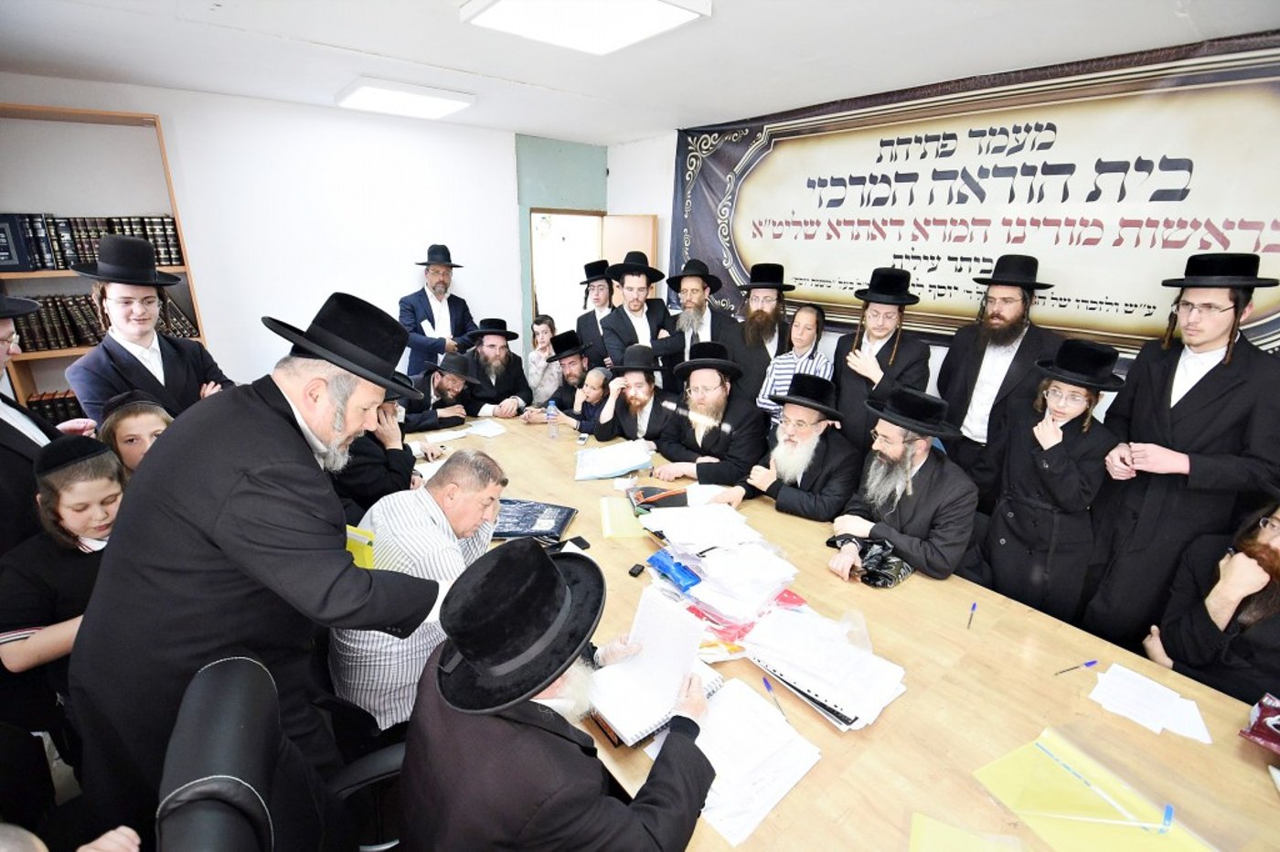 פראג' - הגוי של ביתר עילית, קנה את החמץ | תיעוד