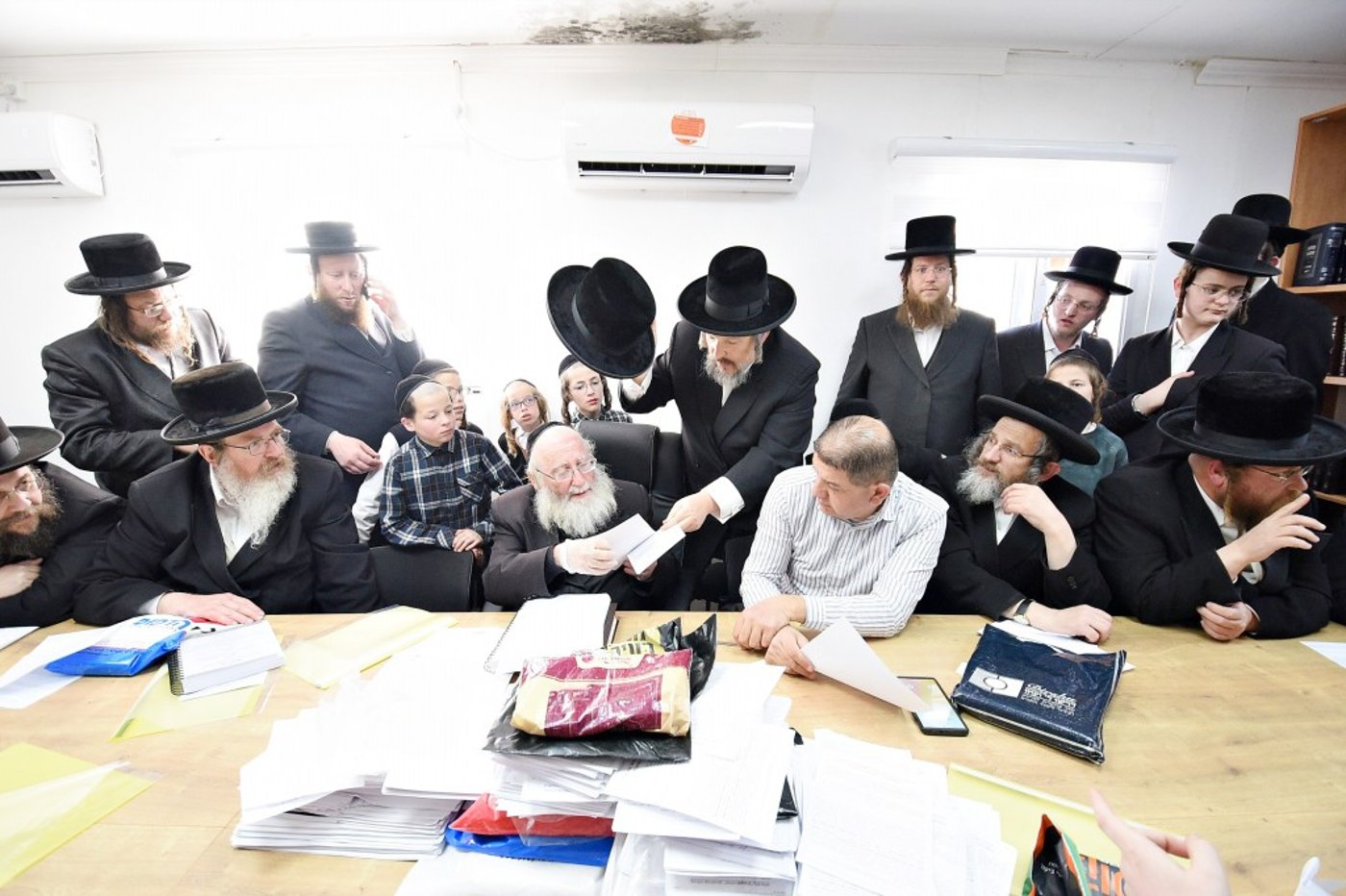 פראג' - הגוי של ביתר עילית, קנה את החמץ | תיעוד