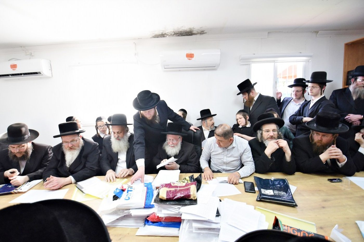 פראג' - הגוי של ביתר עילית, קנה את החמץ | תיעוד