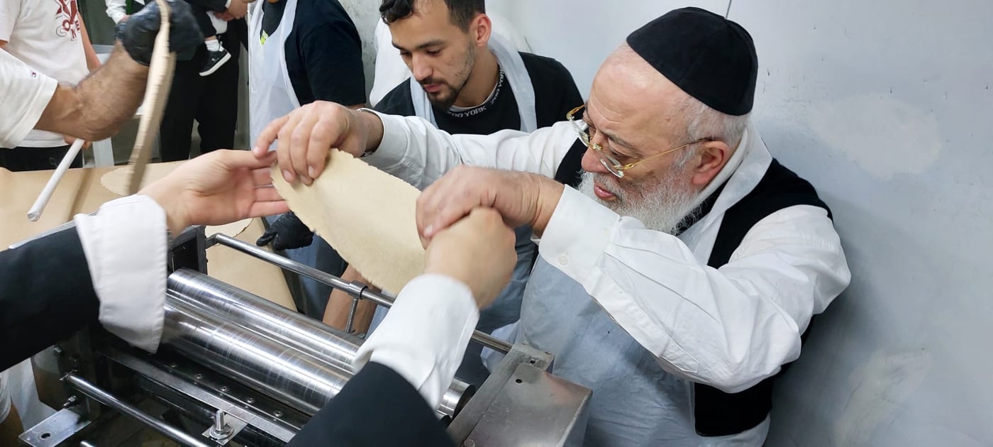 לאחר חצות: הראשל"צ הגר"ש עמאר באפיית מצות • תיעוד