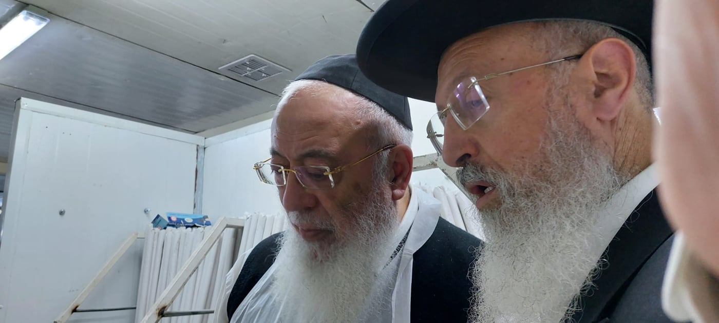לאחר חצות: הראשל"צ הגר"ש עמאר באפיית מצות • תיעוד