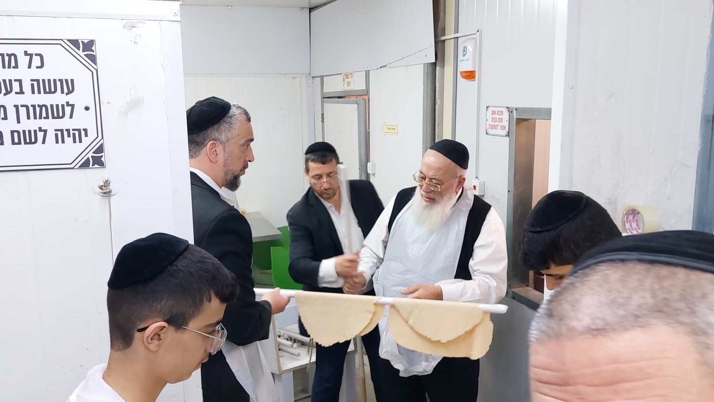 לאחר חצות: הראשל"צ הגר"ש עמאר באפיית מצות • תיעוד