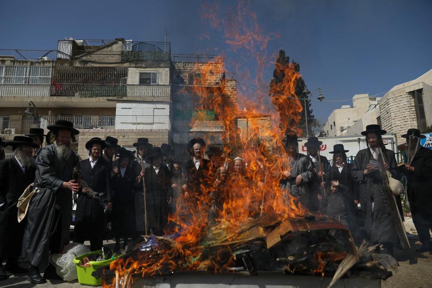 "כעפרא דארעא": שריפת החמץ בשכונת מאה שערים