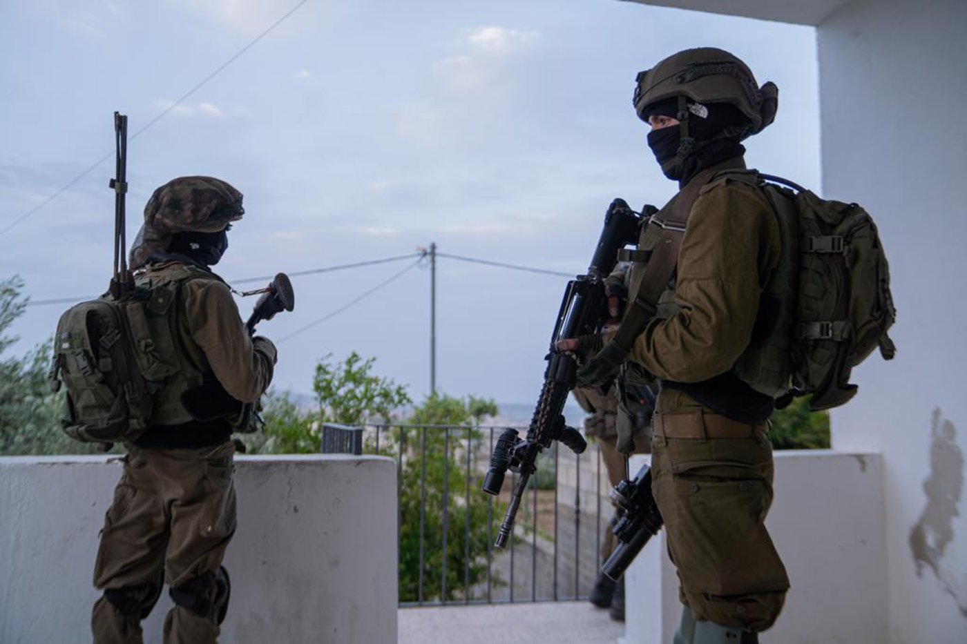 במהלך מעצר מבוקשים: ירי על הכוחות; קצין ולוחם נפצעו קל