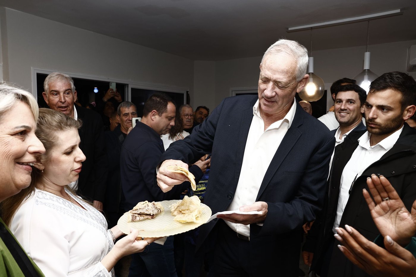 גנץ, וחברי כנסת ממפלגתו בחגיגות המימונה בשוהם