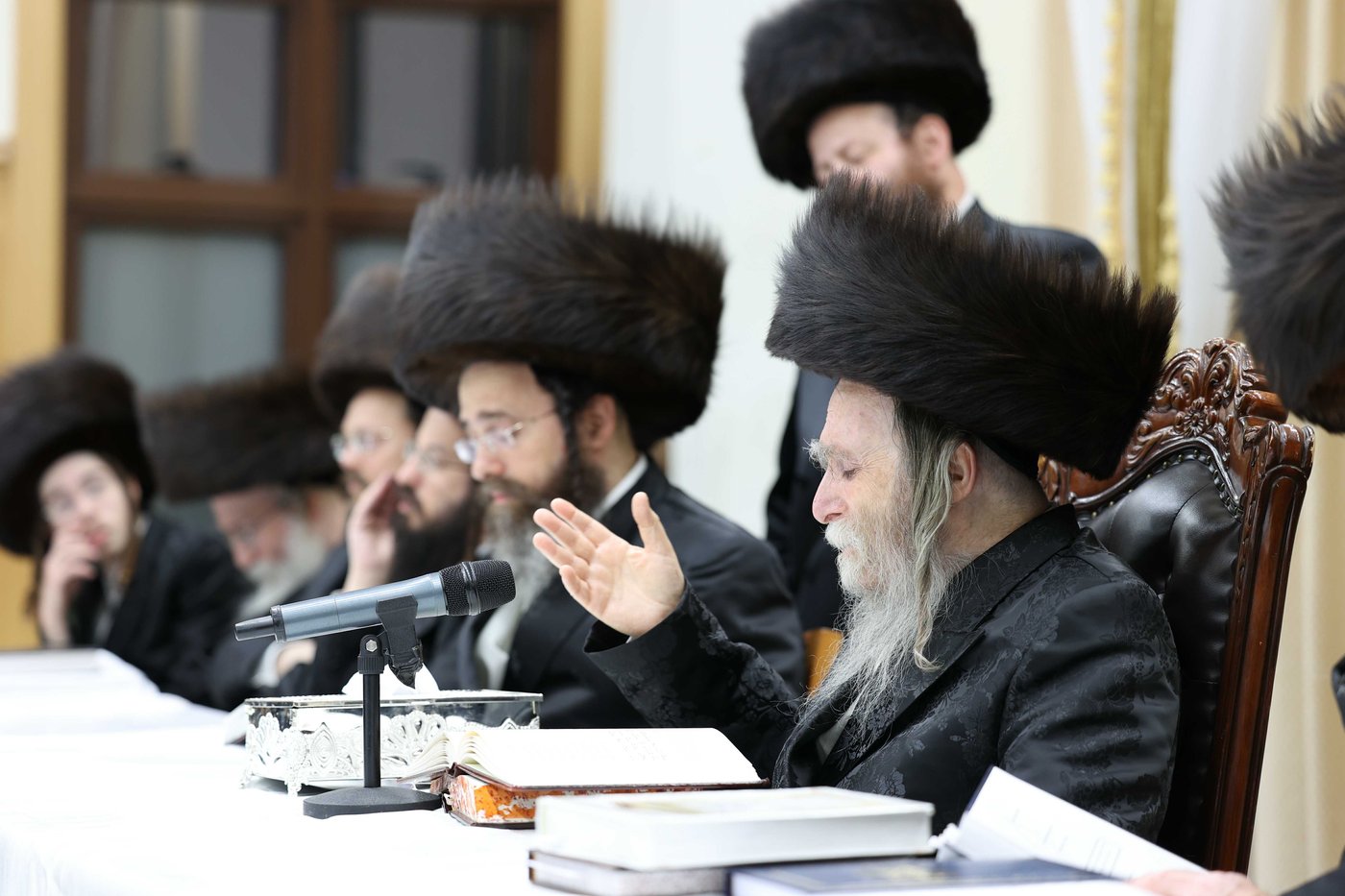 עריכת השולחן בחצר הקודש ערלוי לכבוד חג הפסח