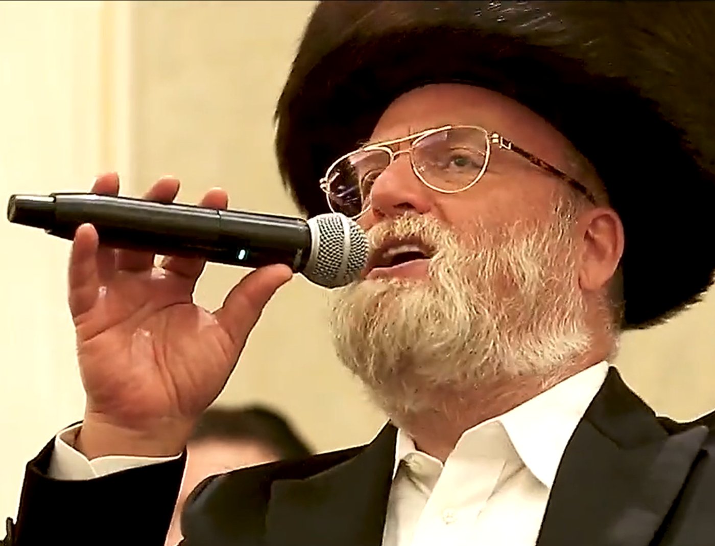 המוזיקה היהודית אבלה: הזמר מיכאל שניצלר נפטר בפתאומיות