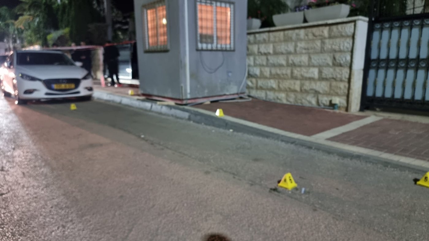 אלמונים ירו לעבר ביתו של ראש העיר טייבה; המאבטח נפגע - מותו נקבע בבית החולים
