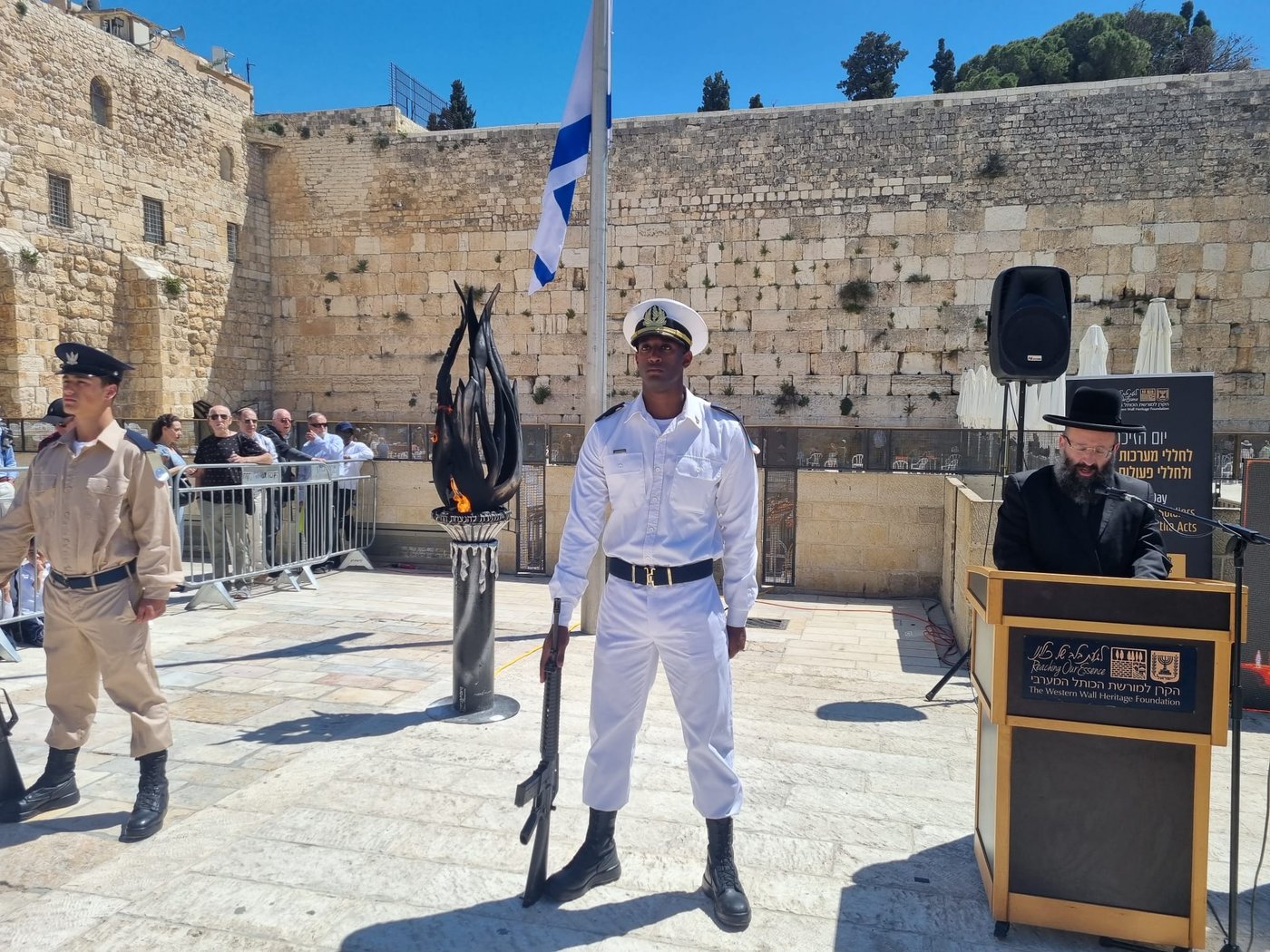 אחרי שביטל נוכחות בטקס: זה מה שעשה השר החרדי בצפירה