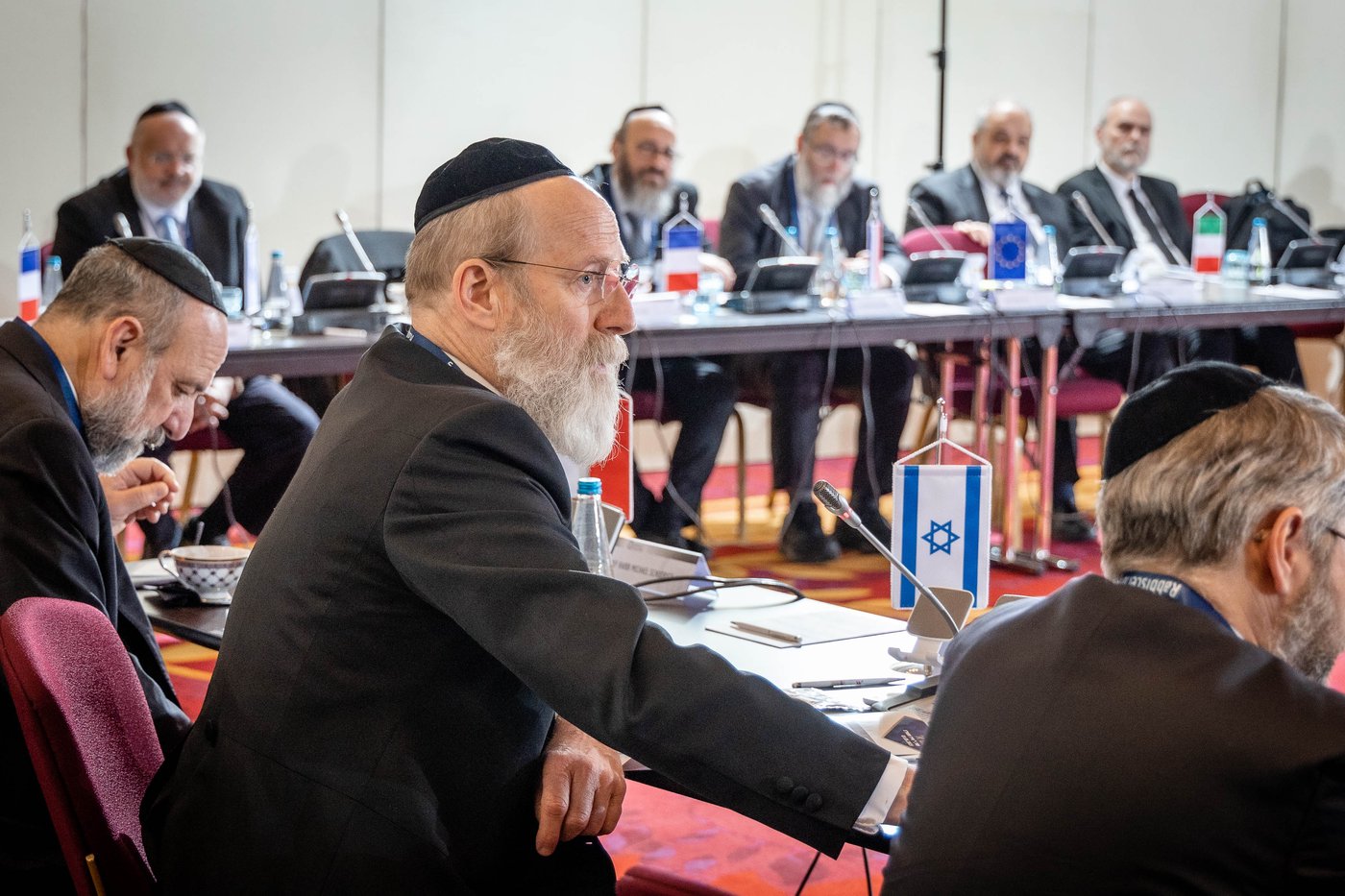 רבני ודייני אירופה קוראים למוסדות האיחוד האירופי לבלום
יוזמות חקיקה אנטישמיות