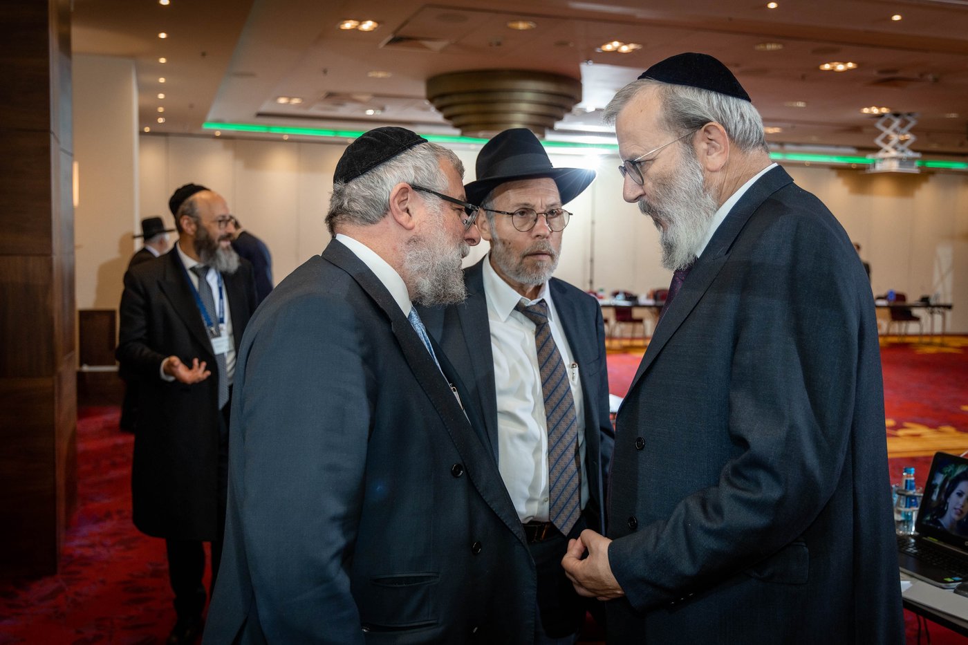 רבני ודייני אירופה קוראים למוסדות האיחוד האירופי לבלום
יוזמות חקיקה אנטישמיות