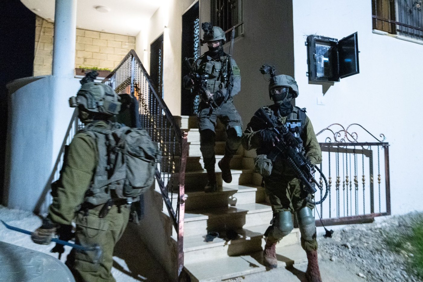 הניחו מטען סמוך לגדר המערכת; הלוחמים ירו ופגעו בהם