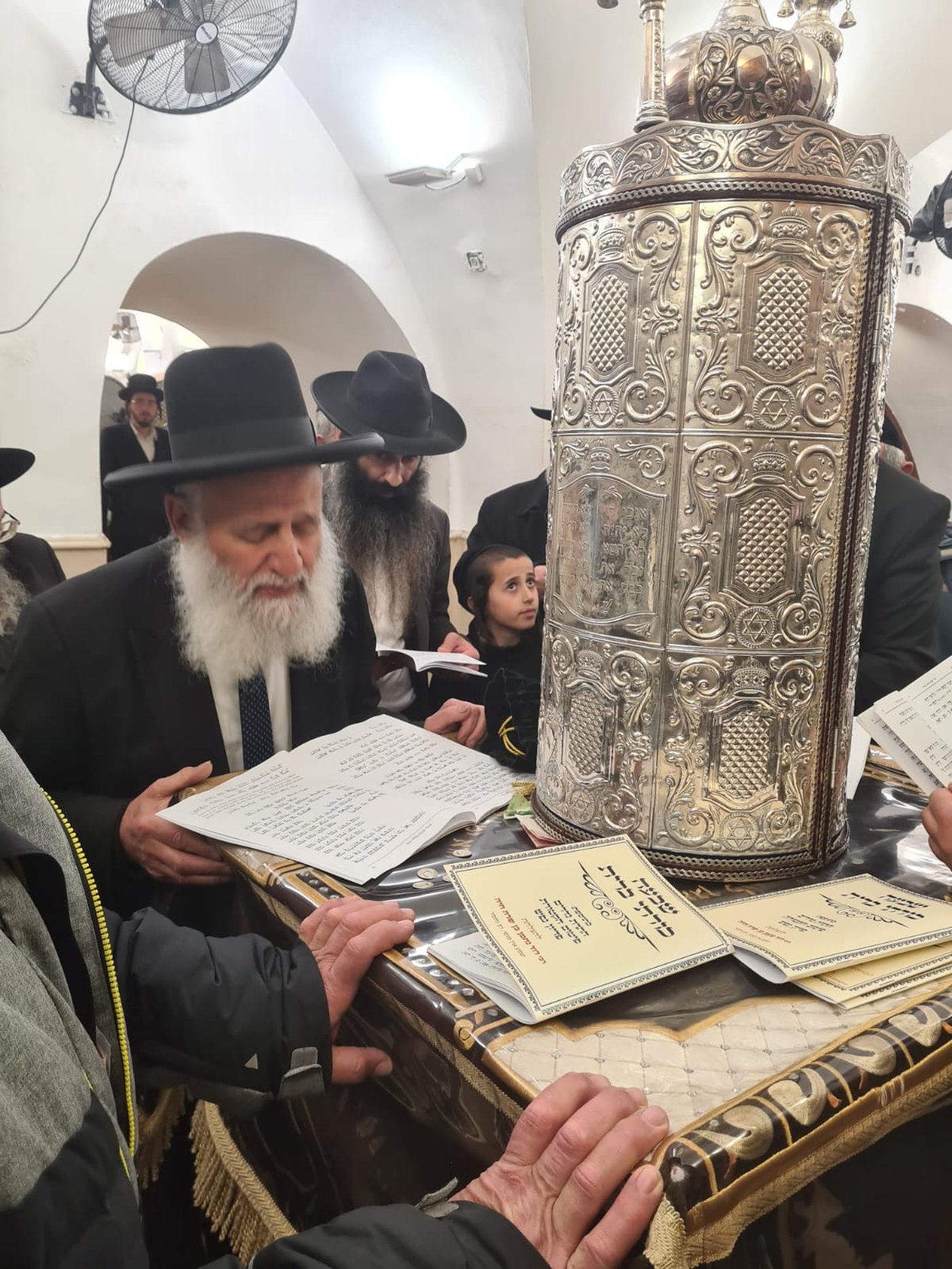 שליח הציבור של הדור הגאון רבי ראובן אלבז במעמד תפילה מיוחד בציון הרשב"י במירון