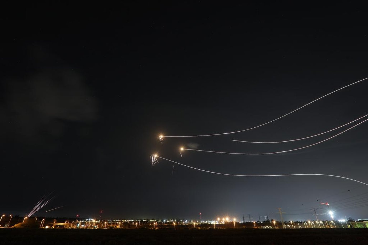 תיעוד מטורף: רקטות מעזה מול טילי יירוט בשמי העיר אשקלון