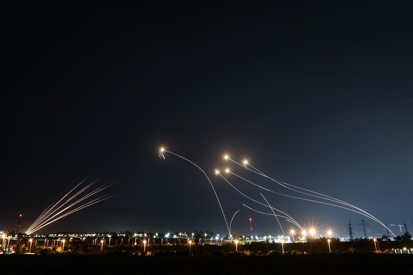 תיעוד מטורף: רקטות מעזה מול טילי יירוט בשמי העיר אשקלון