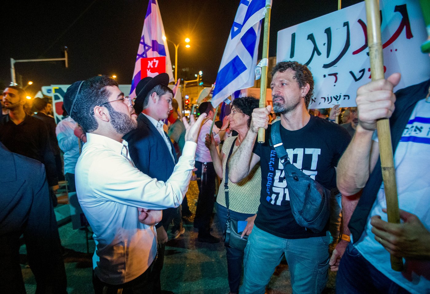 שיח בהפגנה בבני ברק | אילוסטרציה, למצולמים אין קשר לכתבה