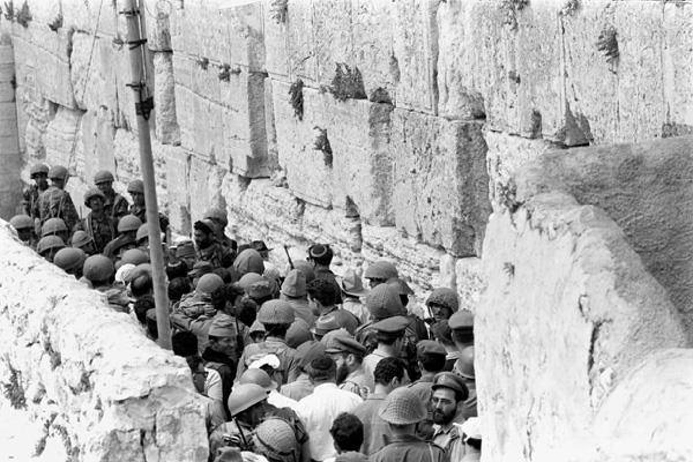 תמונות נדירות נחשפות: הלוחמים בכותל והחרדים חוגגים