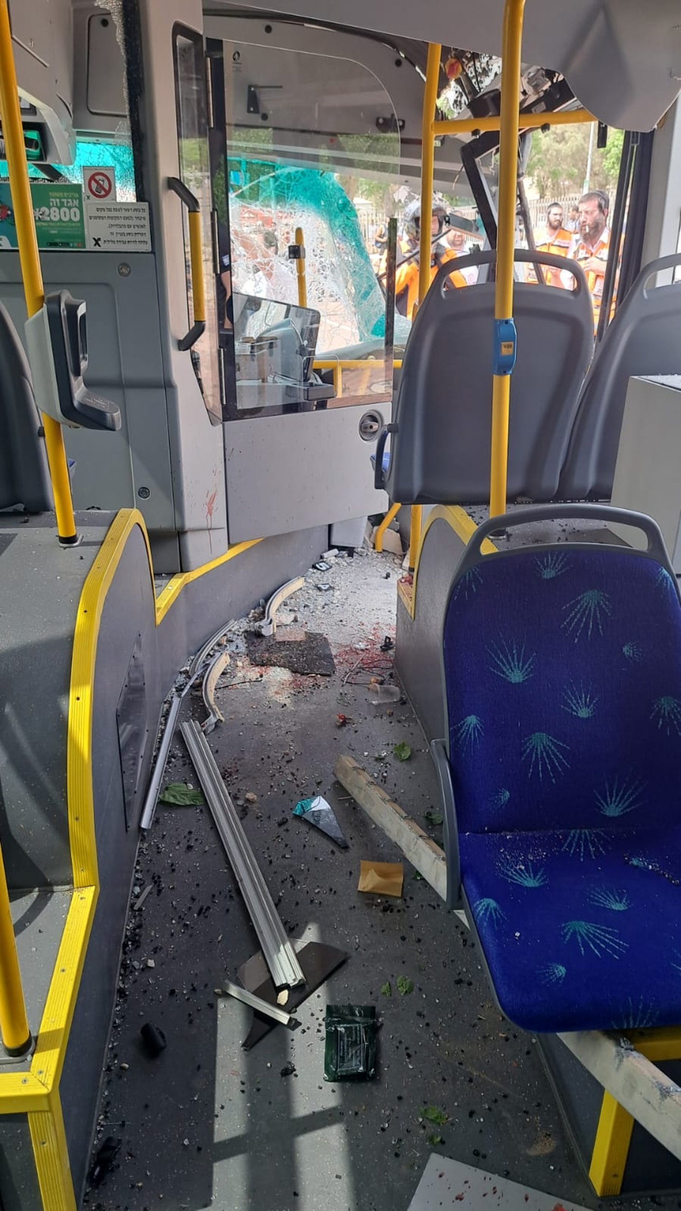 אוטובוס התנגש בחומה בחיפה ופגע ברכבים; 13 נפצעו