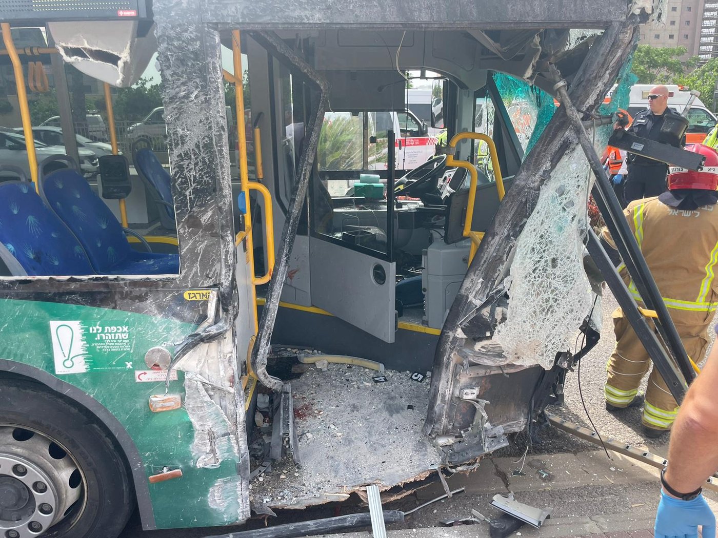 אוטובוס התנגש בחומה בחיפה ופגע ברכבים; 13 נפצעו