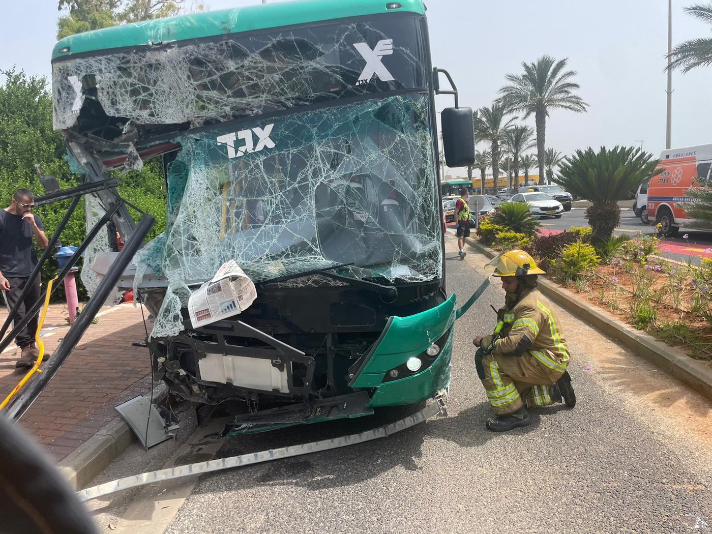 אוטובוס התנגש בחומה בחיפה ופגע ברכבים; 13 נפצעו