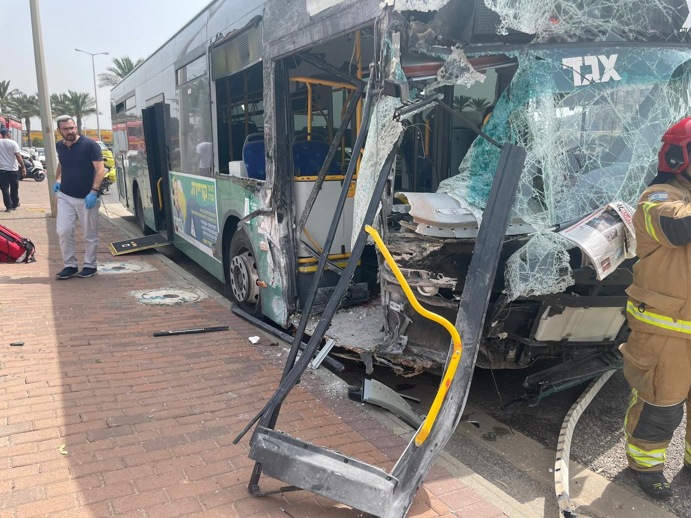 אוטובוס התנגש בחומה בחיפה ופגע ברכבים; 13 נפצעו