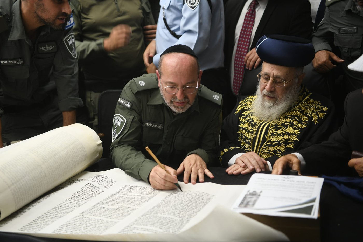 בהשתתפות מאות לוחמים:  המתסערבים הכניסו ספר תורה 