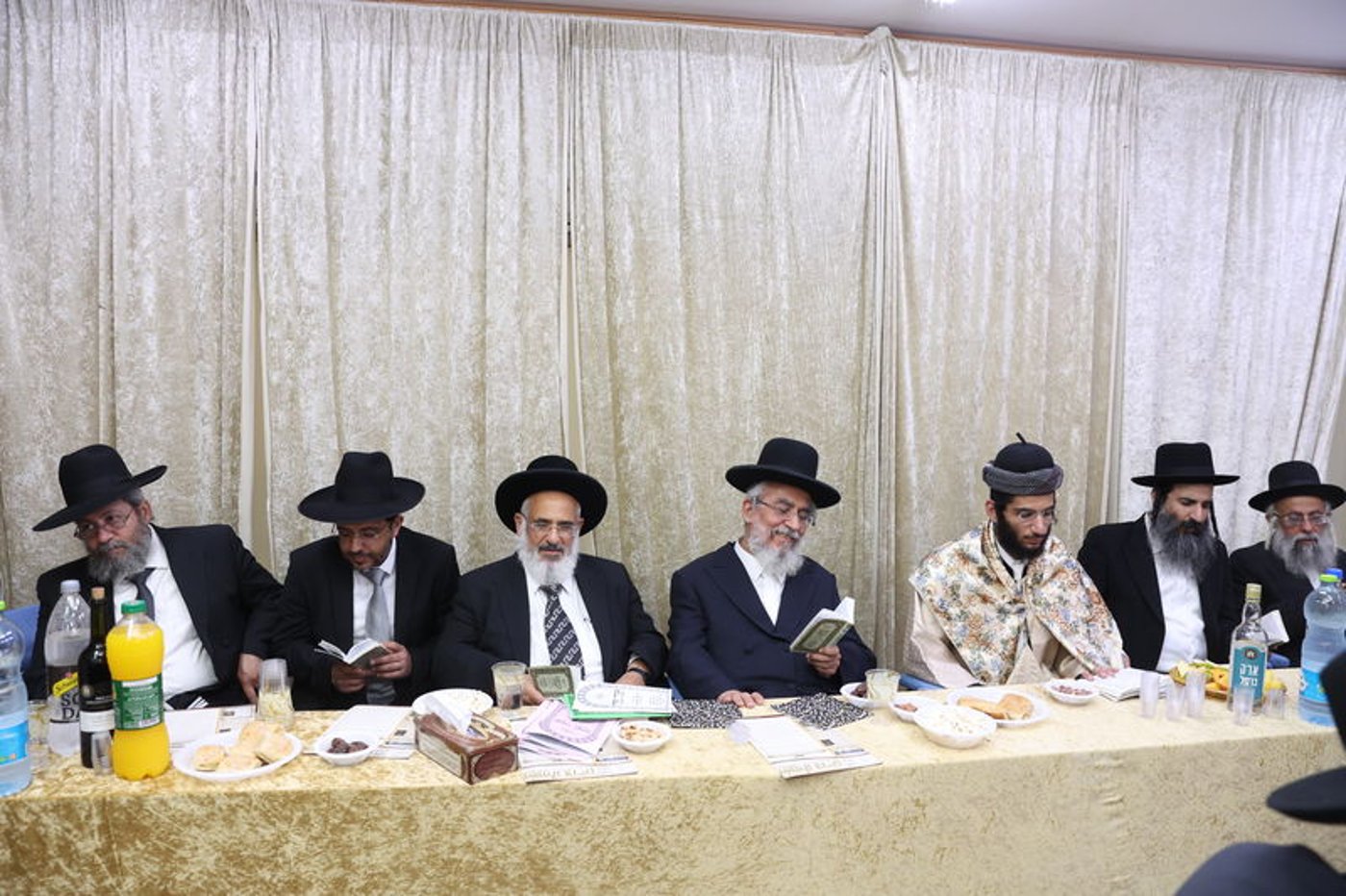 הגר"י רצאבי ערך שבע ברכות כמסורת תימן • גלריה