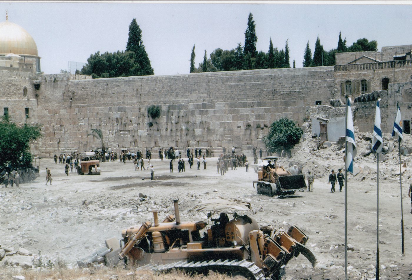 חשיפת רחבת הכותל המערבי בשנת 1967 - מספר ימים אחרי שחרור הכותל במלחמת ששת הימים