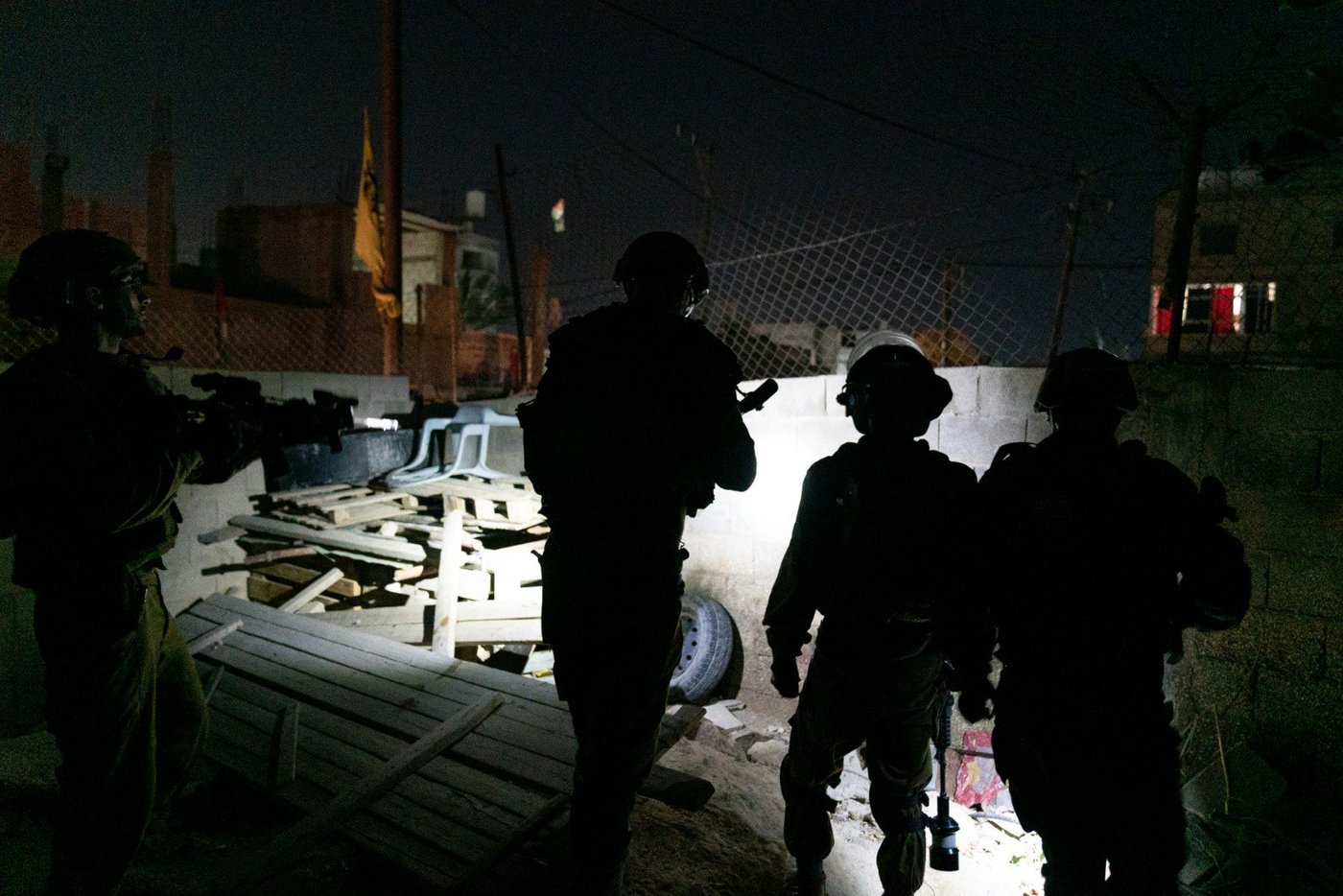 הלוחמים עצרו שמונה מבוקשים והחרימו אמצעי לחימה