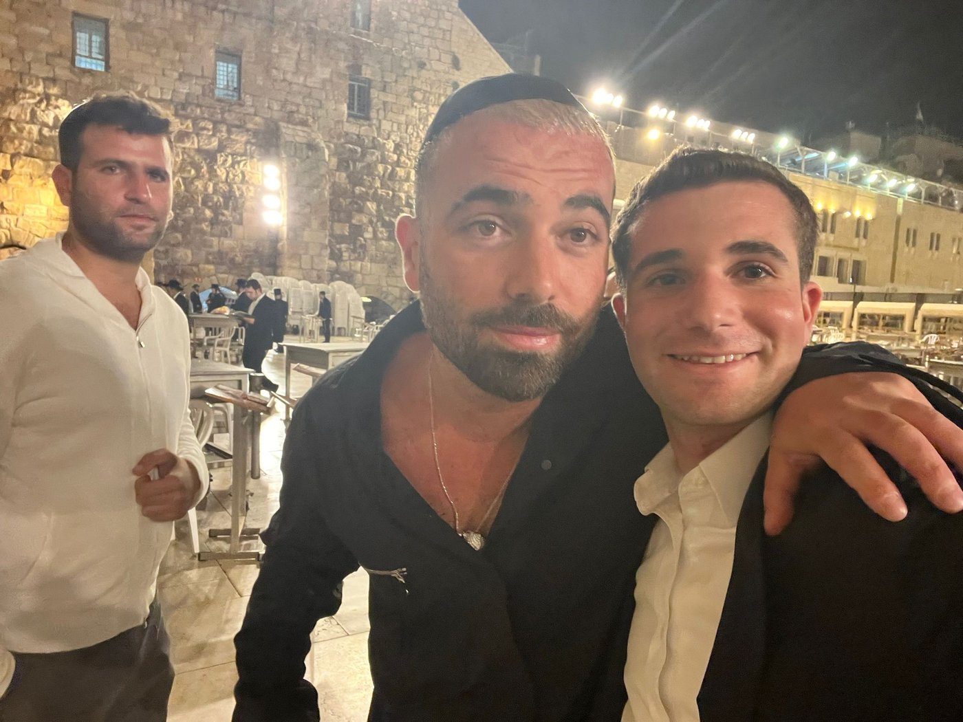 עומר אדם שר עם תלמידי ישיבה בכותל: "קום שוין אהיים" • צפו